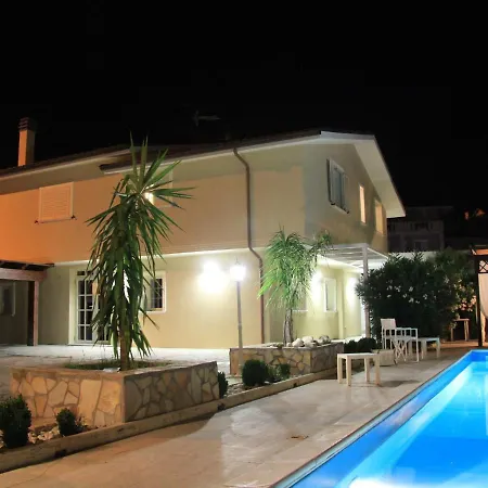 With Salt Water And Heated Pool And Jacuzzi Near The Sea Vila Sant'Omero