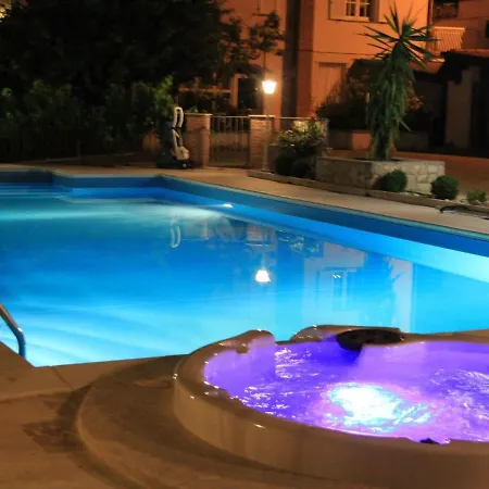 With Salt Water And Heated Pool And Jacuzzi Near The Sea Sant'Omero