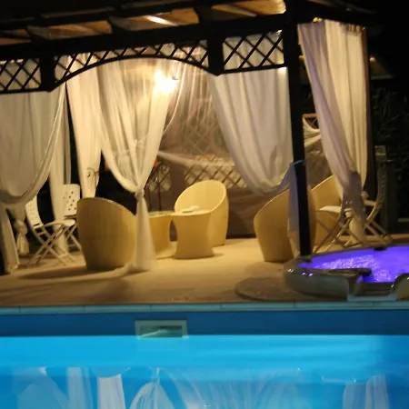 With Salt Water And Heated Pool And Jacuzzi Near The Sea Villa Sant'Omero