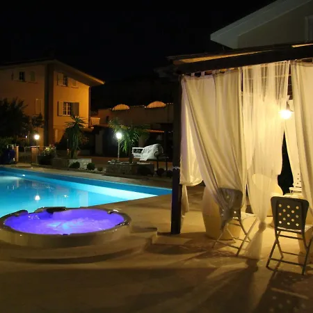 With Salt Water And Heated Pool And Jacuzzi Near The Sea Villa