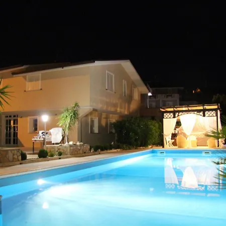 With Salt Water And Heated Pool And Jacuzzi Near The Sea *