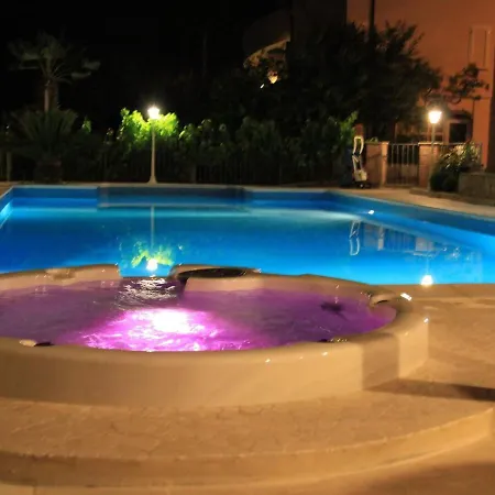 Villa With Salt Water And Heated Pool And Jacuzzi Near The Sea Sant'Omero