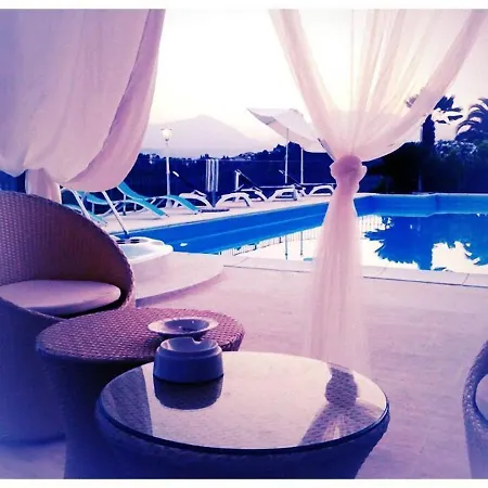 With Salt Water And Heated Pool And Jacuzzi Near The Sea Villa